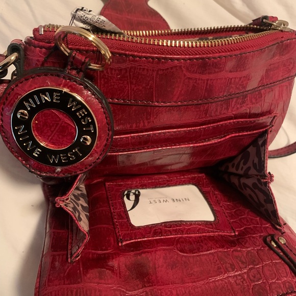 Nine West Red mini bag, great for wearing over the shoulder. Adjustable strap - Picture 3 of 3